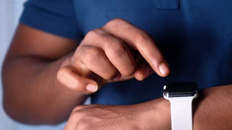 persona interactuando con un reloj inteligente