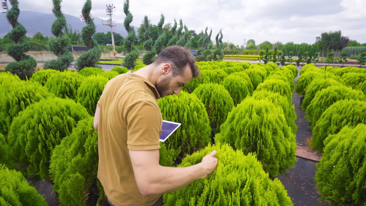 un joven ingeniero agrícola trabaja en un invernadero.