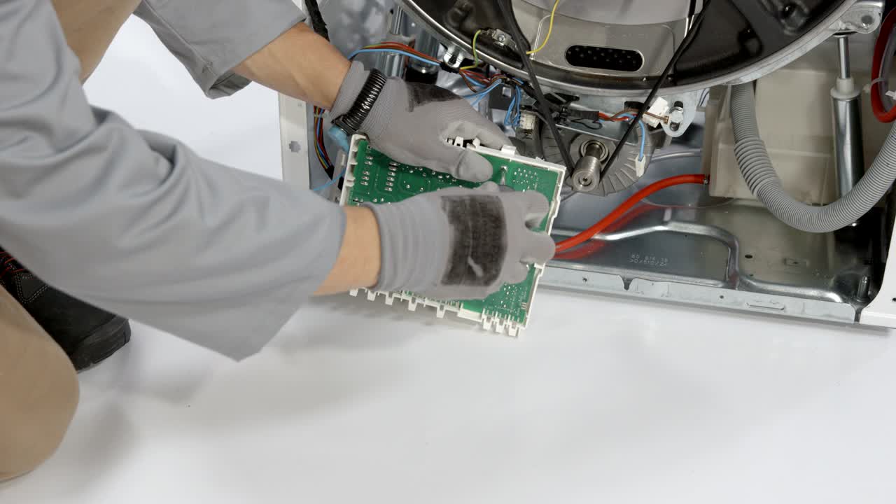 세탁기를 조종하는 전자 회로를 제거합니다.