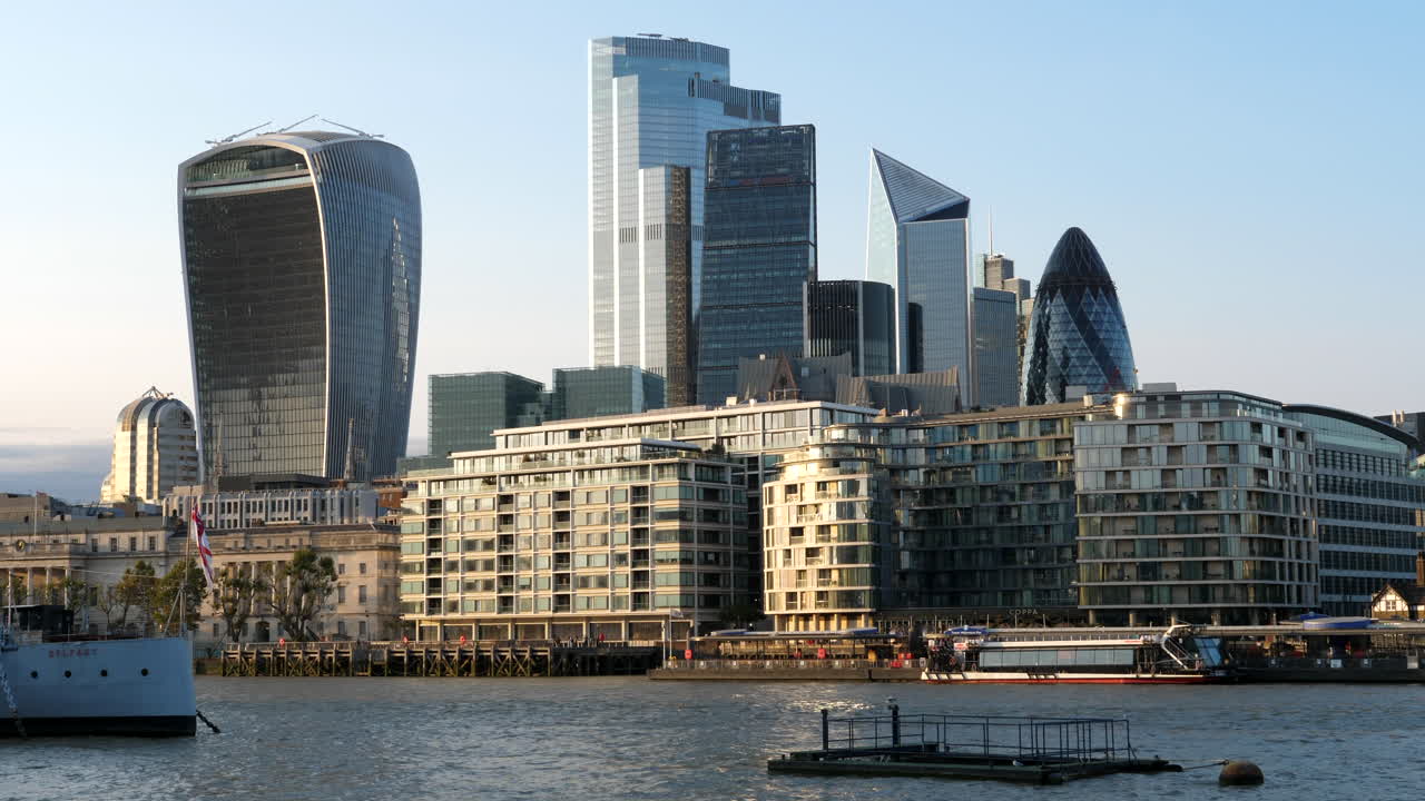 워키토키, 메스, 작은 오이 건물이 있는 런던 금융 지구의 아름다운 전망 - 전체 샷