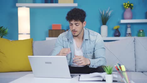 Joven-Estudiante-Haciendo-Una-Videollamada.