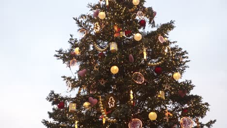 Enorme-árbol-De-Navidad-Con-Enormes-Adornos-En-La-Plaza-De-La-Ciudad-En-El-Festivo-Mercado-De-Navidad-En-Estrasburgo,-Francia,-Europa