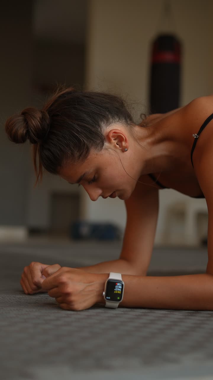 mujer haciendo un ejercicio de tabla