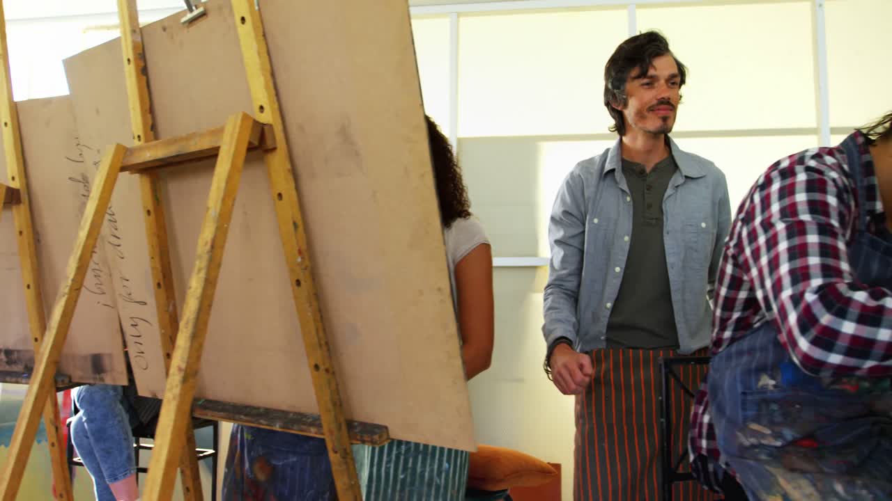 hombre ayudando al artista en el dibujo 4k