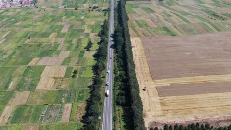 Vista-Aérea-De-La-Carretera-Con-Semirremolques-En-Tierras-Rurales-En-Ucrania