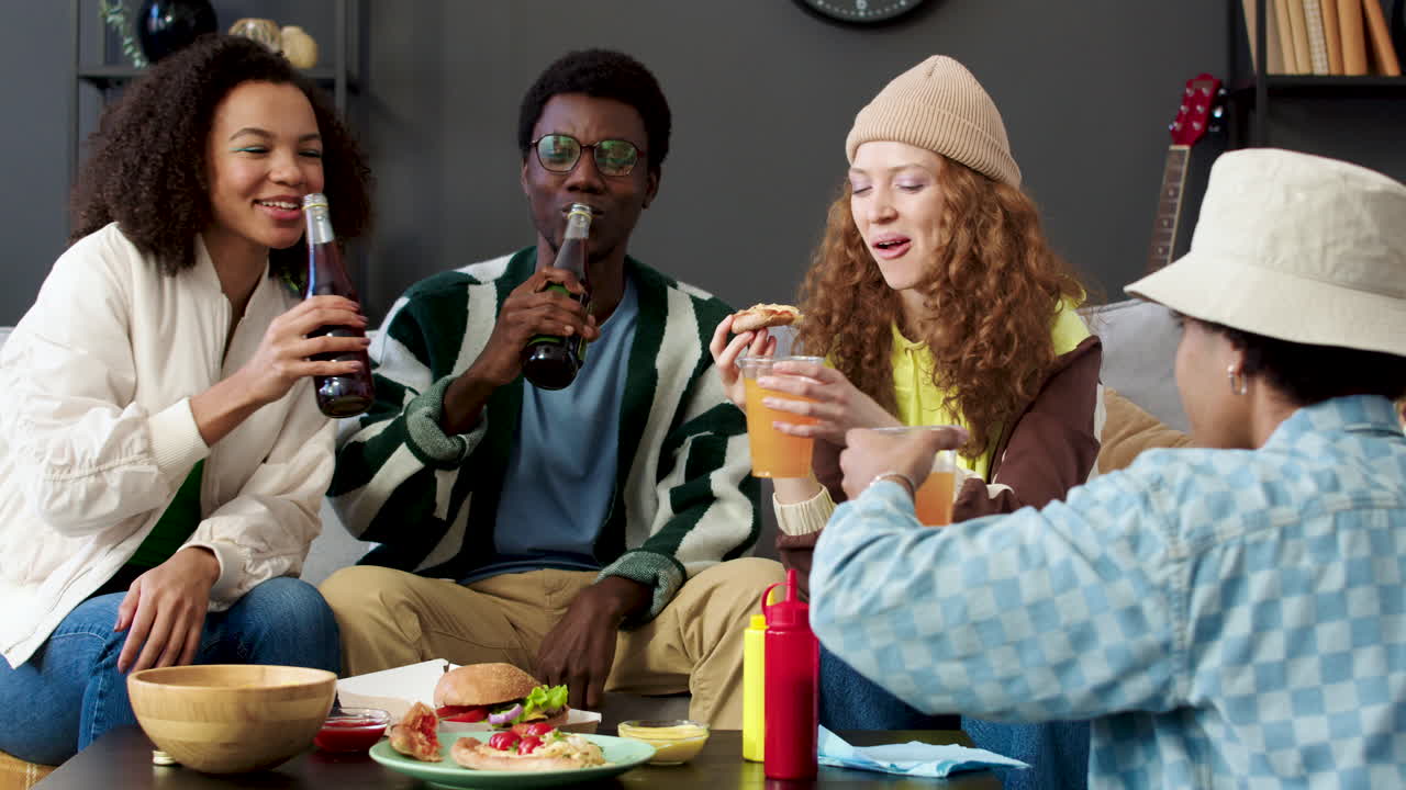 amigos en una reunión en casa