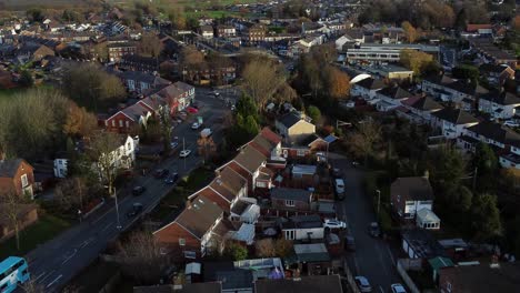 Rainhill-Típico-Pueblo-Suburbano-Británico-En-Merseyside,-Inglaterra-Vista-Aérea-Creciente-Sobre-El-Barrio-Residencial-De-Otoño