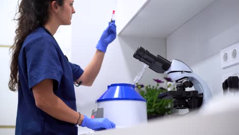 Veterinario-Sacando-El-Tubo-De-Ensayo-Del-Analizador-De-Hematología-En-El-Laboratorio.