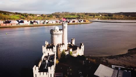 imágenes de drones aéreos del castillo de roca negra lejos con vista al río sotavento