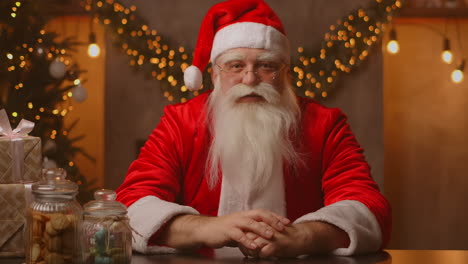foto de la cabeza mirando a la cámara feliz viejo santa claus barbudo con disfraz y agitando la mano video llamando en zoom grabación de video felicitación de navidad cara vista de la cámara de alta calidad 4k