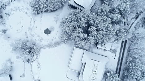 Vista-Aérea-De-Casas-Cubiertas-De-Nieve