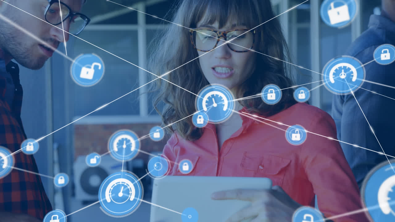 animación de iconos conectados sobre diversos compañeros de trabajo discutiendo informes en una tableta digital.