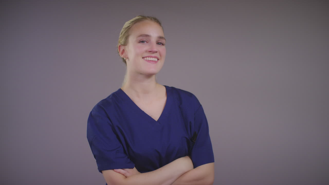 joven rubia doctora sonriendo