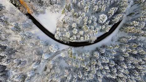 Drone-Aéreo-Disparado-En-Las-Montañas-En-Invierno