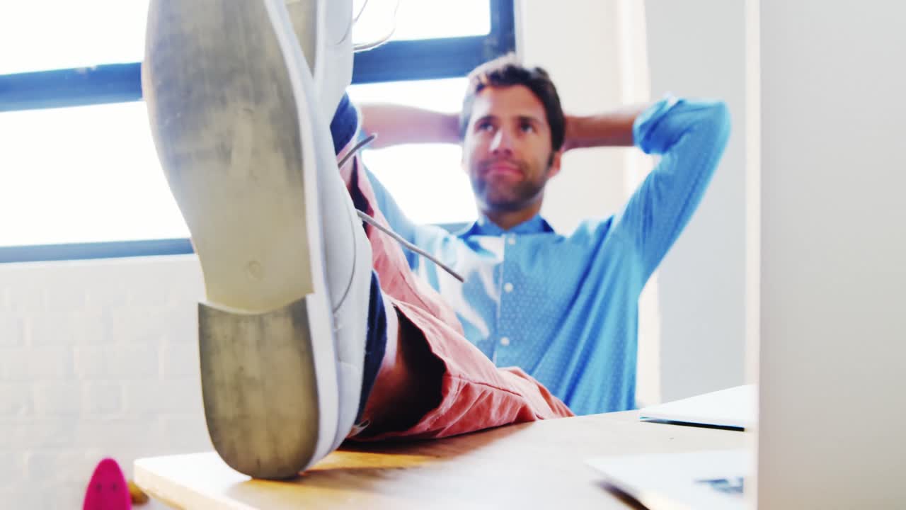 ejecutivo de negocios masculino reflexivo relajándose