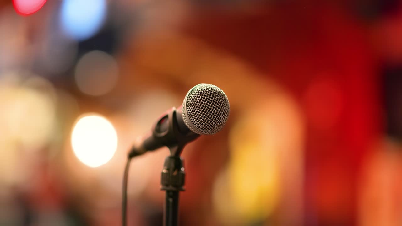 micrófono en el escenario contra un fondo de auditorio.