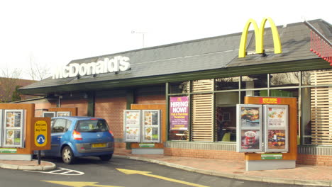 Vista-Exterior-Del-Restaurante-De-Autoservicio-McDonald&#39;s.