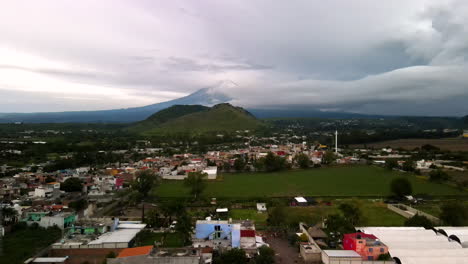 波波卡特佩特爾火山附近的 invernaderos