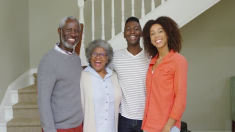 Familia-Pasando-Tiempo-Juntos-En-Casa