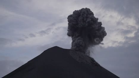 eruzione del vulcano ingrandita sul palmare per l'azione