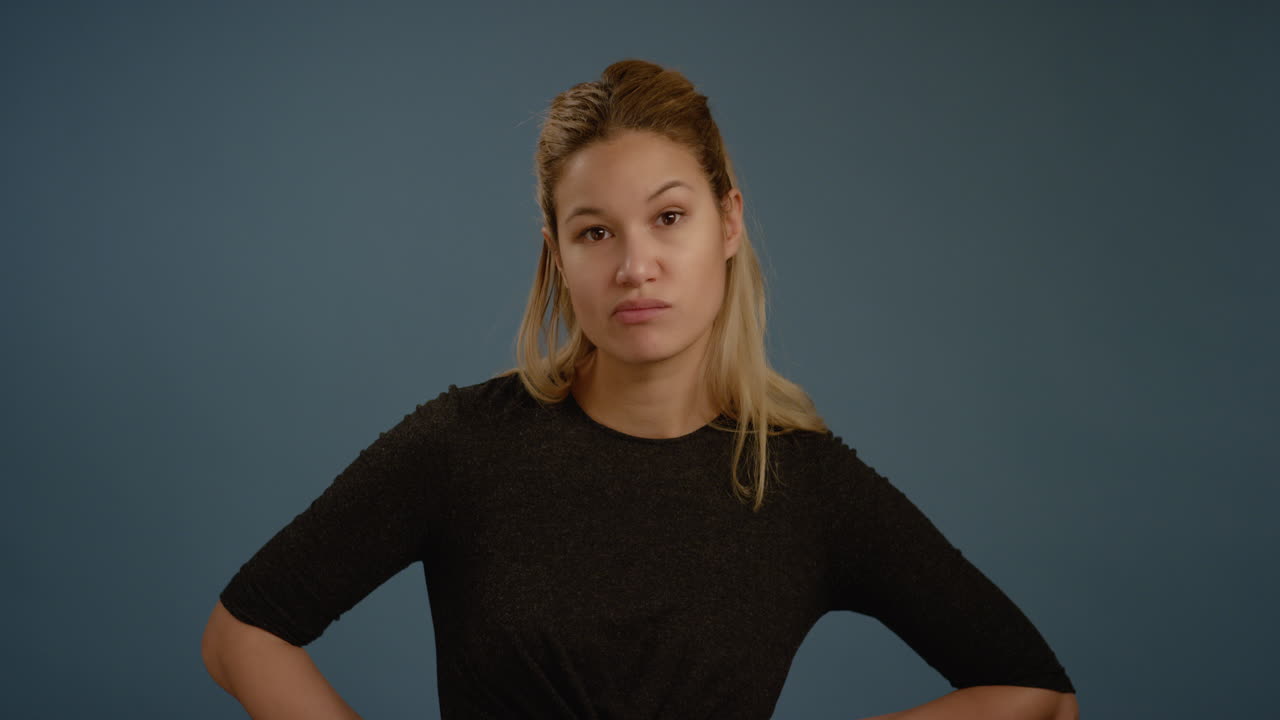 mujer frustrada mirando a la cámara