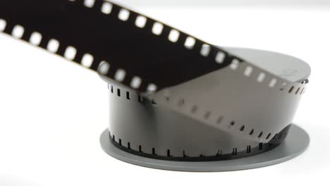 vieja película vintage de 8 mm sobre mesa blanca, enfoque