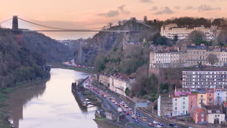 Puente-Colgante-De-Clifton-Y-Coloridas-Casas-En-La-Ladera,-Hotwells