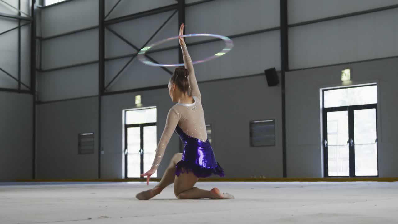 Ginnasta in esibizione in un palazzetto dello sport
