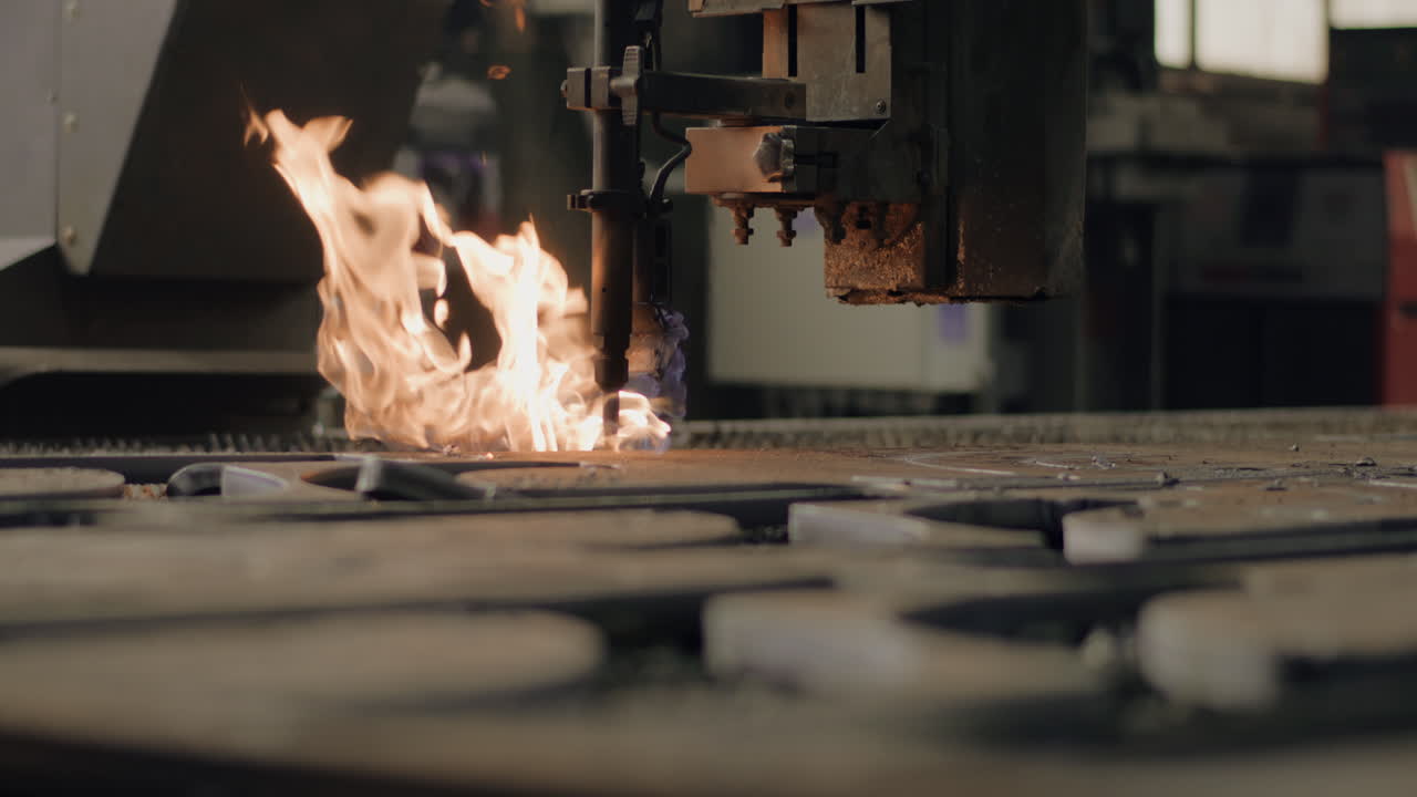 corte de acero en una sala de producción durante el corte por plasma de una pieza de acero