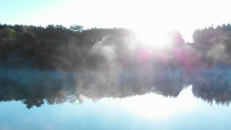 Amanecer-Sobre-El-Bosque-Frente-Al-Lago-Brumoso---Toma-Panorámica-2