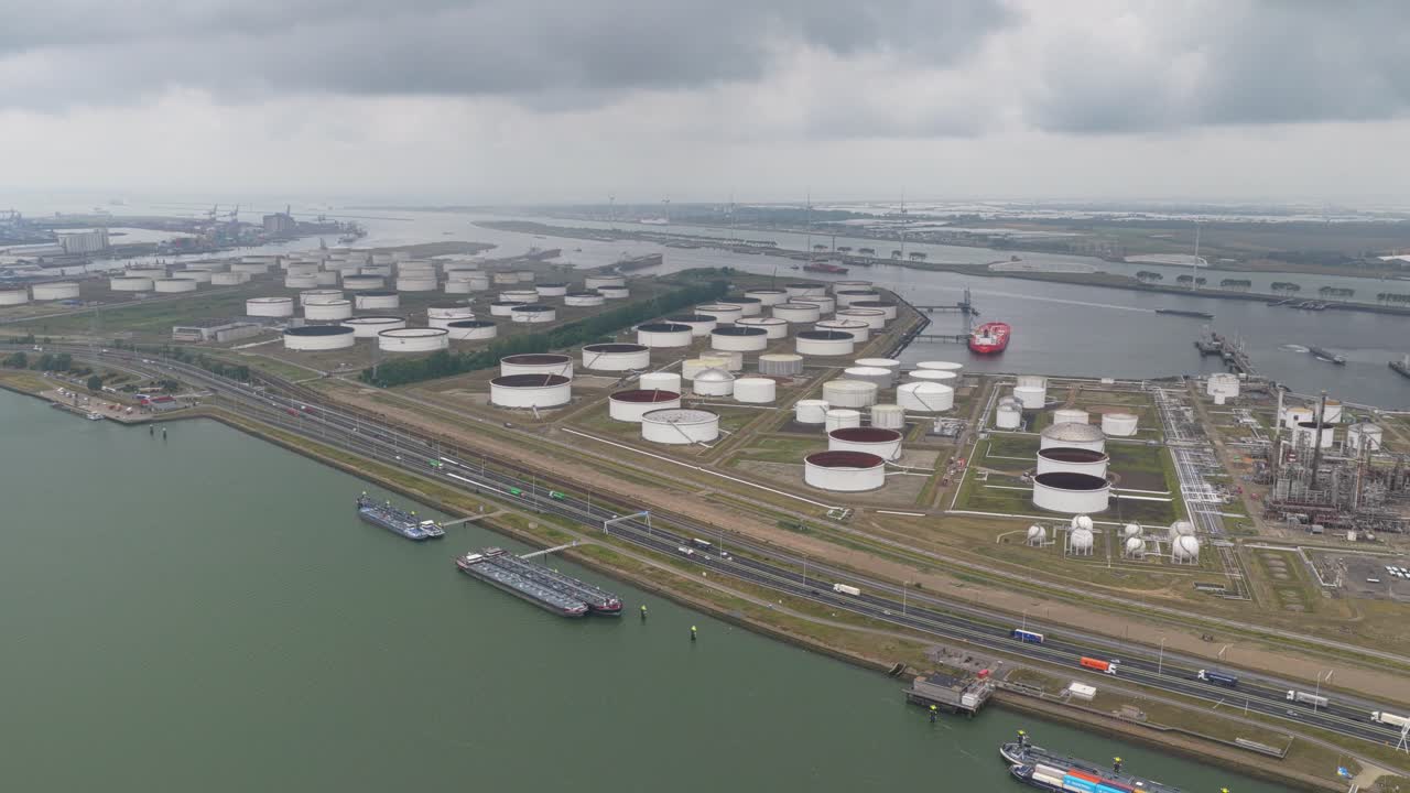 Vista drone del sito di infrastrutture per lo stoccaggio di petrolio di Rotterdam Europoort, Paesi Bassi