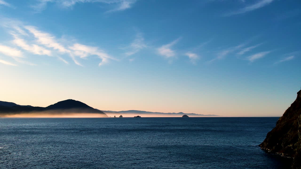 해가 뜨는 동안 산을 내려다보는 드론 뷰