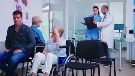 Nurse-looking-at-radiography-while-talking-with-doctor