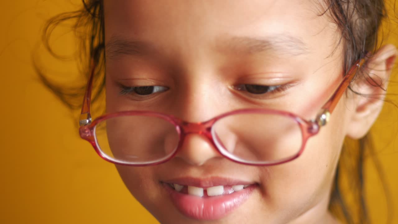 retrato en primer plano de una chica con gafas