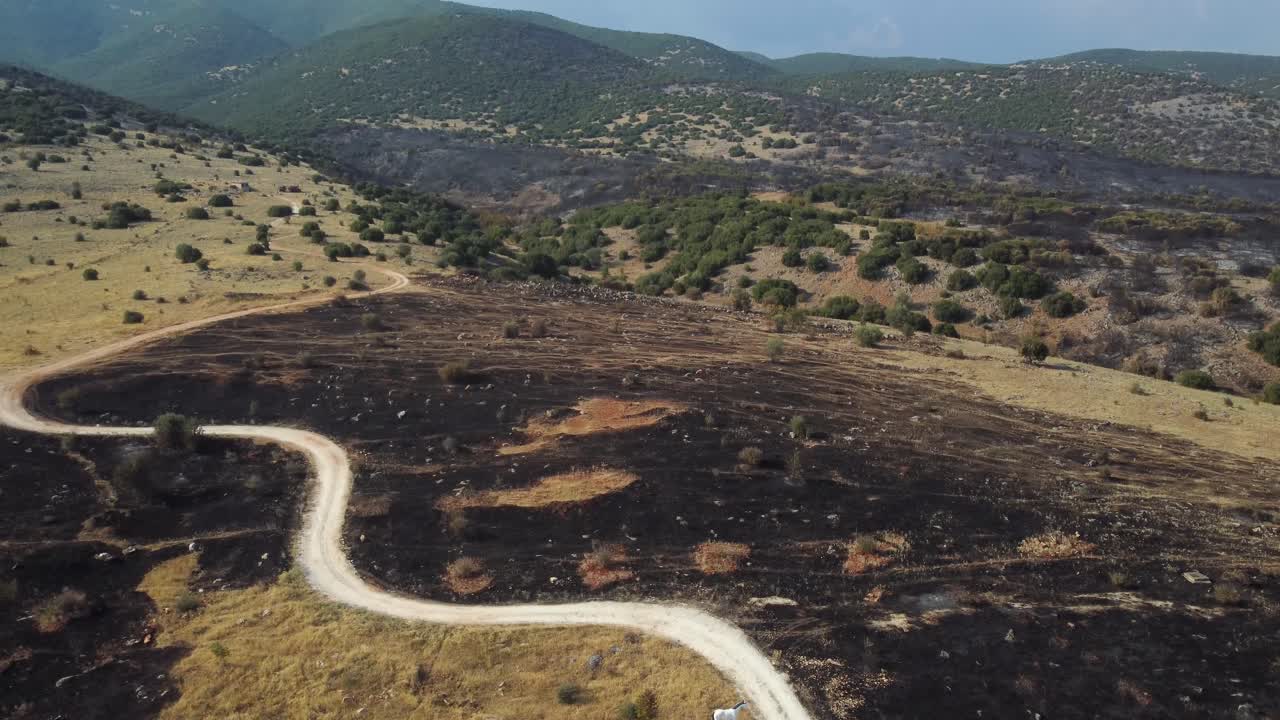 Vista aerea di pascoli distrutti sulla cima di una collina all'indomani degli incendi boschivi nella Grecia settentrionale, agosto 2023
