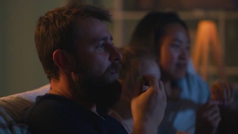 familia viendo una película en casa
