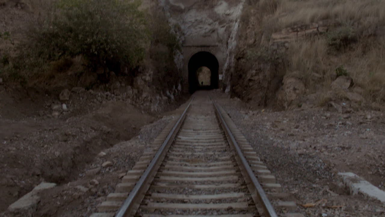 железнодорожные пути и туннель вдоль страны