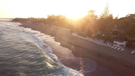 Vista-De-La-Playa-Al-Atardecer-Desde-Un-Dron,-Vista-Aérea