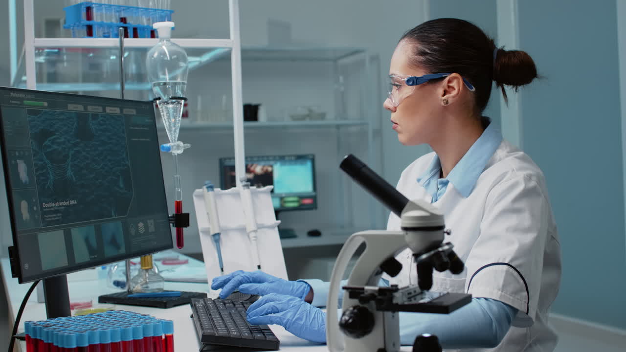 científico trabajando en un laboratorio con un microscopio