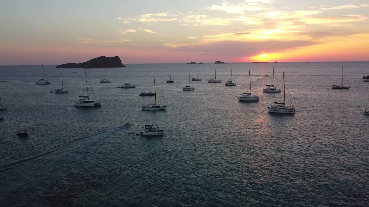 puesta de sol en cala comte, ibiza, españa