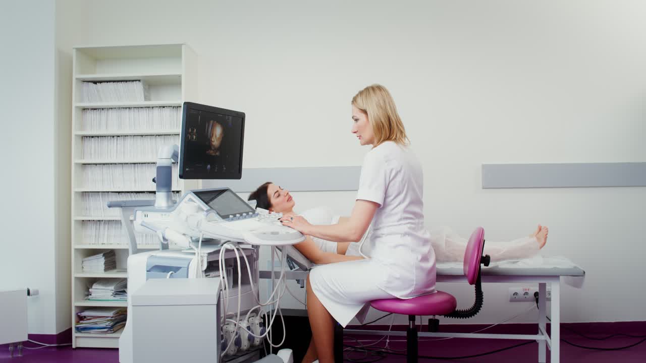 examen por ultrasonido de una mujer embarazada