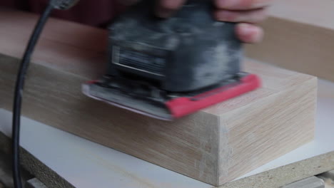 termine de lijar el relleno de madera en los estantes flotantes de madera para prepararlo para teñirlo y colgarlo en un baño remodelado