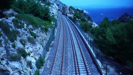 Die-Eisenbahnlinie-An-Der-Küste-Südfrankreichs-Führt-Bei-Gutem-Wetter-Und-Sonne-Am-Meer-Entlang-In-Einen-Tunnel