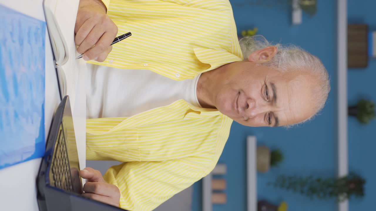 홈 오피스 직원의 수직 비디오  ⁇ 은이가 똑똑하고 똑똑하게 행동합니다.