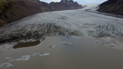 Antena:-Volando-Hacia-Un-Enorme-Glaciar-En-Islandia-Durante-Un-Día-Nublado