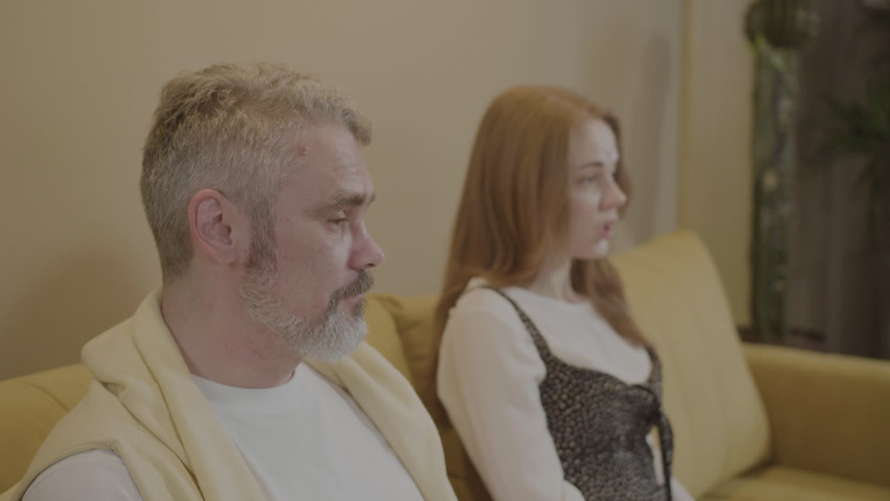 심리학자를 방문하는 남자와 여자.