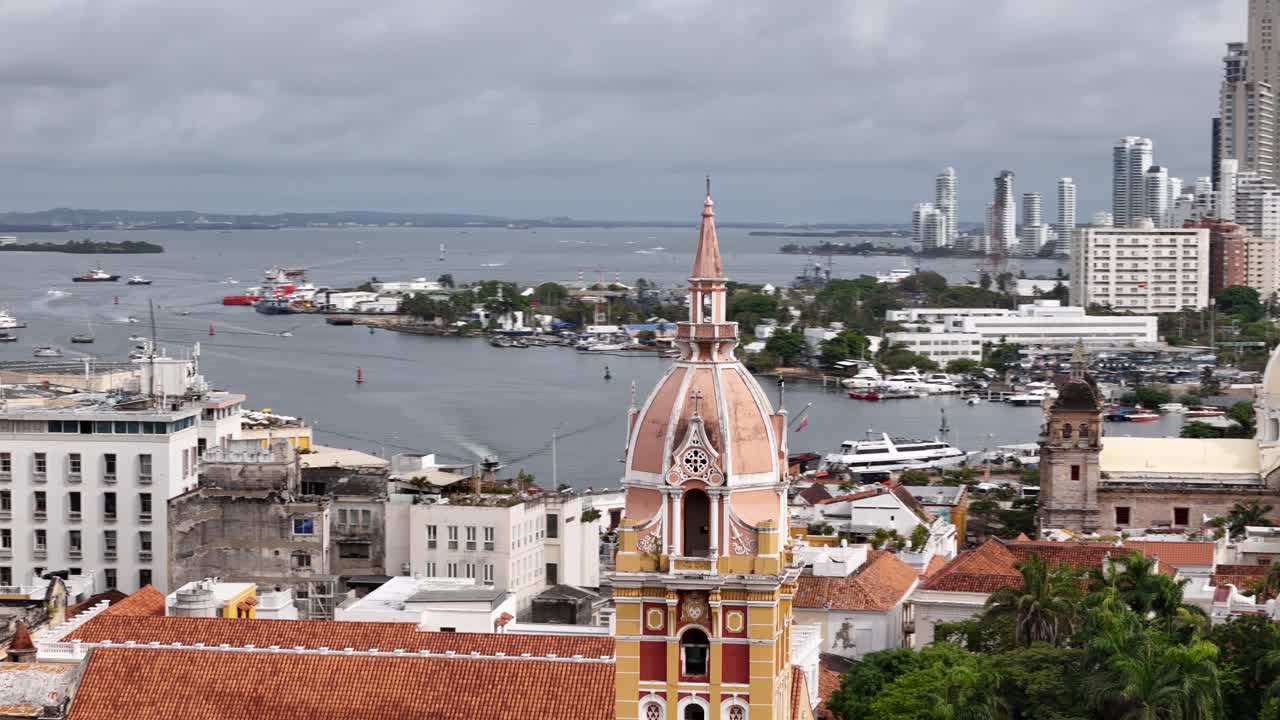 Cartagena, Kolumbien. Drohnenaufnahme des Kathedralenturms in der Altstadt und der Bocagrande Hotels und Apartmentgebäude.