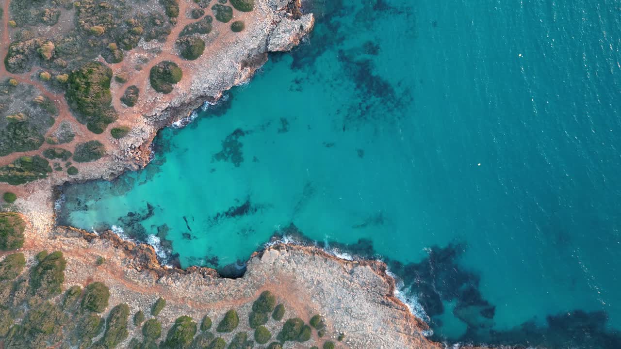 vista turquesa del mar tranquilo en cala petita, área entre sa coma y porto cristo en mallorca, españa