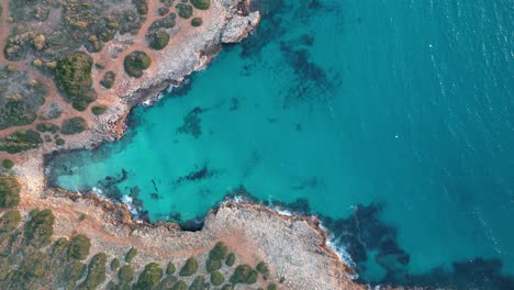 Vista-Turquesa-Del-Mar-En-Calma-En-Cala-Petita,-Zona-Entre-Sa-Coma-Y-Porto-Cristo-En-Mallorca,-España