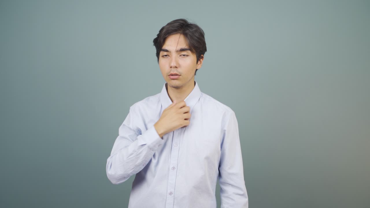 높은 공기 온도가 그 사람을 질식시키고 있습니다.